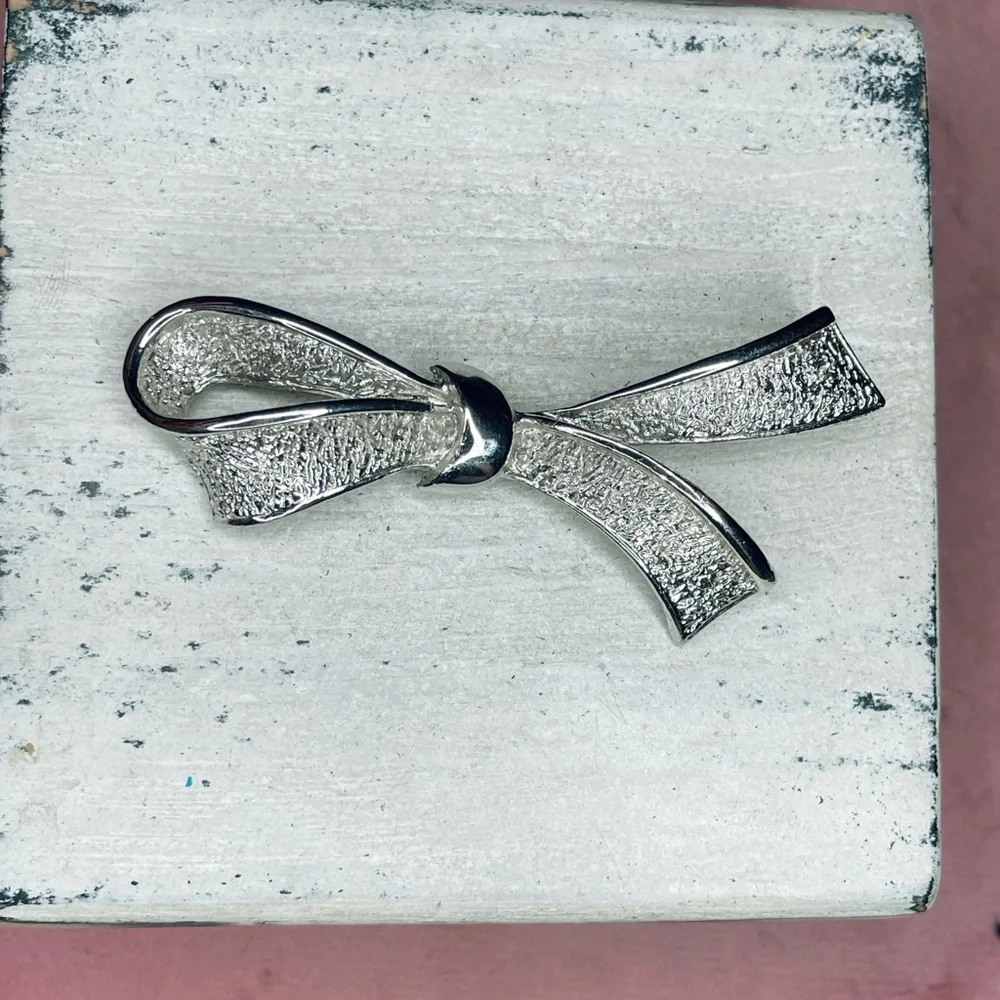 381. Vintage Silvertone Bow Brooch